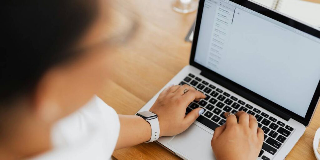 atención por correo electrónico anexa